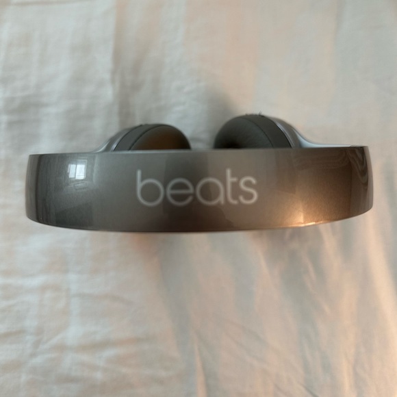 Beats by Dre Studio Headphones - Picture 4 of 6